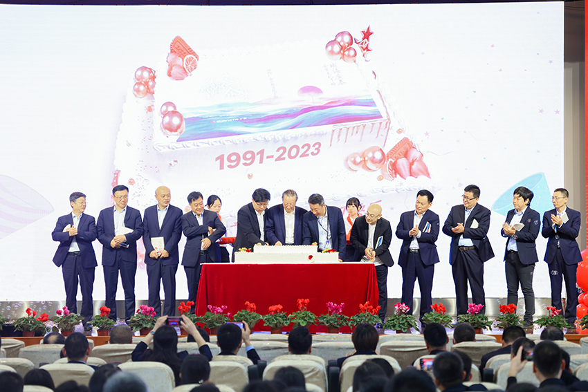 切蛋糕.jpg 切蛋糕.jpg